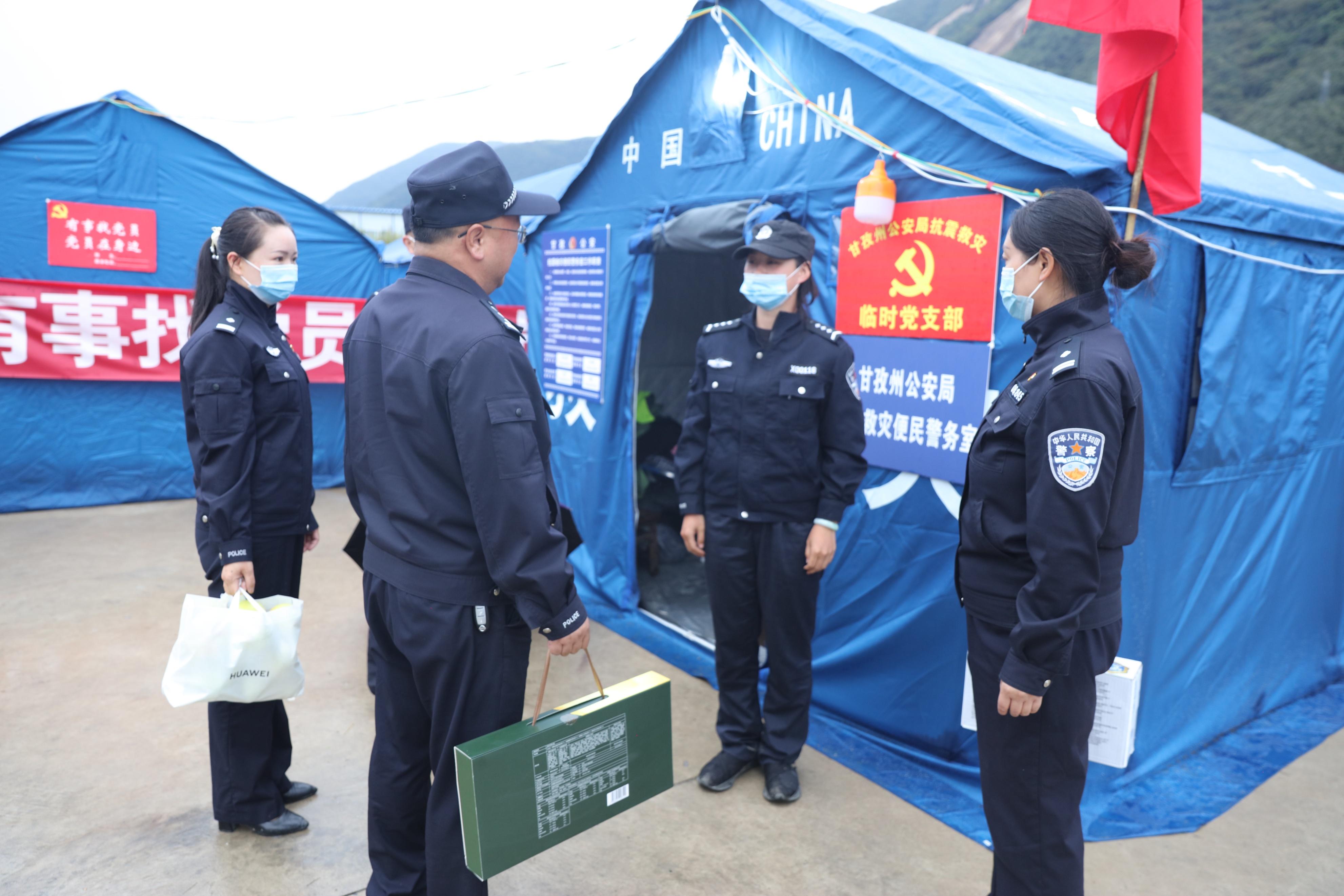 震区辅警挖到儿女生前衣物跪地痛哭，人间大爱的瞬间