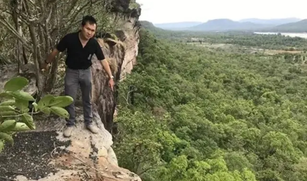 一个女的被推下悬崖，生死边缘的挣扎与逆袭